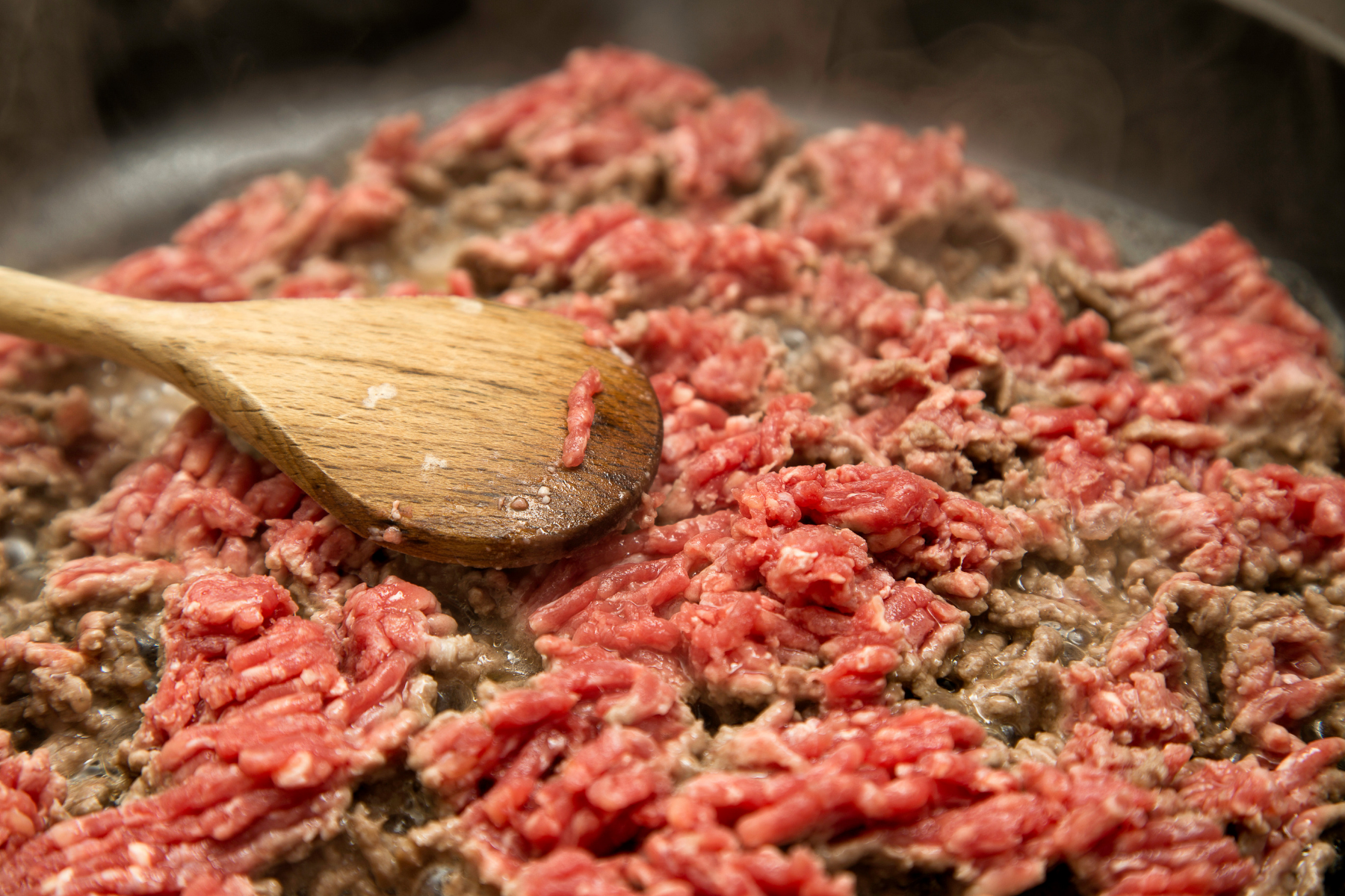 Фарш рецепты просто фото. Mincemeat and minced meat. Мясо фарш. Жареный фарш. Фарш в сковороде вид сверху.